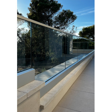Glass balustrades: choice, technical features and maintenance